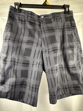 0181 Men’s Callaway golfing shorts size 32 waist